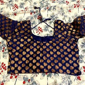 Saree blouse in navy blue with bronze pattern